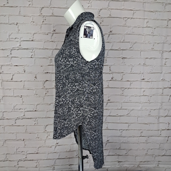 VICTORIA'S Secret Sleeveless High Low Top - Picture 3 of 9